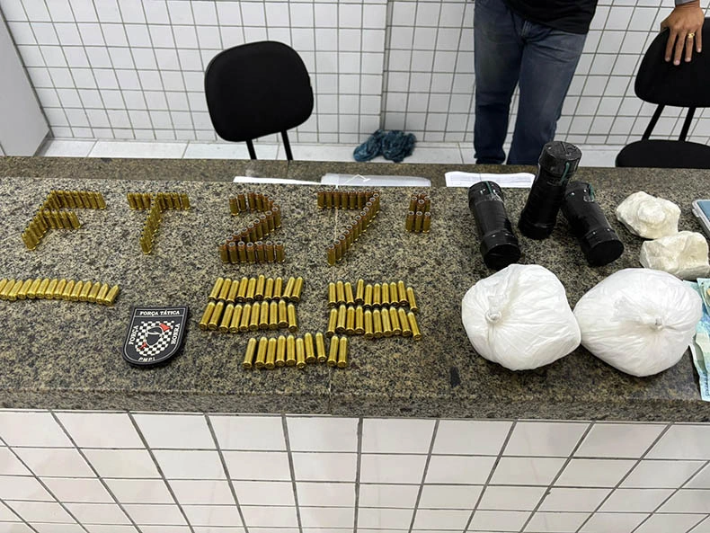 Dois homens foram presos na manhã deste domingo (29) suspeitos de envolvimento com o tráfico de drogas e posse de material ilegal no bairro Frei Higino, em Parnaíba