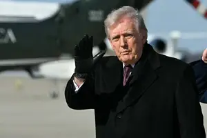 Donald Trump acenando em frente ao Air Force One (Foto: Jim Watson - 18.mar.26/AFP)