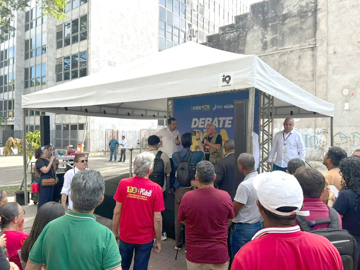 Em Teresina, Boulos participa de debate em praça e defende fim da escala 6x1