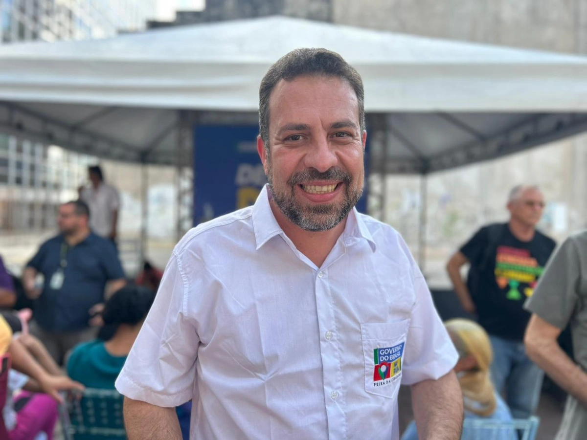 Em Teresina, Boulos participa de debate em praça e defende fim da escala 6x1