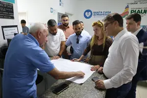 Equipe da Sesapi apresenta a planta e os avanços da reforma ao secretário de Saúde, Dirceu Campêlo (Foto: SESAPI)