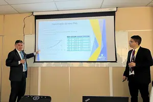 Explanação do presidente do TCE-PI, Kennedy Barros com técnicos do tribunal a respeito do IPTU de Teresina (Foto: Reprodução)