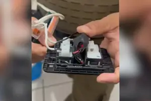 Funcionária descobre microcâmera escondida no banheiro de empresa (Foto: Reprodução)