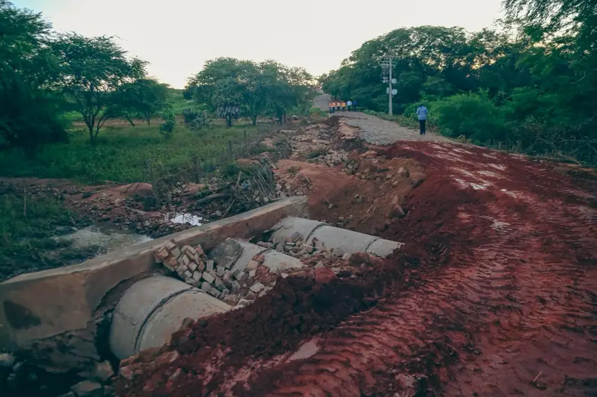 Governador visita comunidades afetadas pelas chuvas em Coronel José Dias e assegura apoio ao município