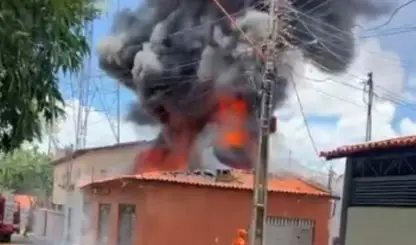 Incêndio em depósito atinge três casas no bairro Saci, zona Sul de Teresina