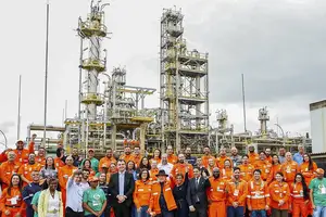 Lula e ministros em refinaria em Minas Gerais (Foto: Ricardo Stuckert / PR)