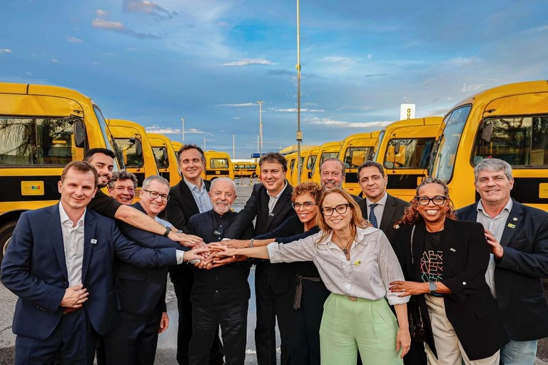 Lula entrega 324 novos ônibus escolares e exalta a educação como política essencial