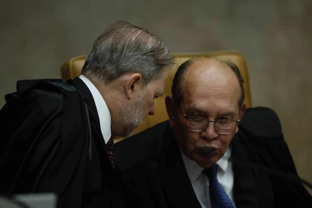 Ministros Dias Toffoli (E) e Gilmar Mendes (D) durante sessão do STF