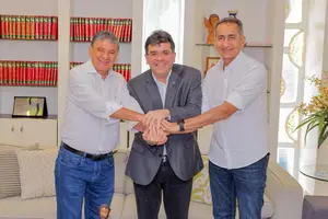 Ministros e governador anunciam adutora que vai levar água a 22 mil pessoas no Piauí (Foto: Gabriel Paulino)