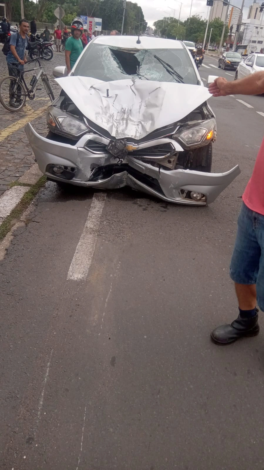 Motociclista Edson Barbosa morre após colisão com carro na Avenida Frei Serafim