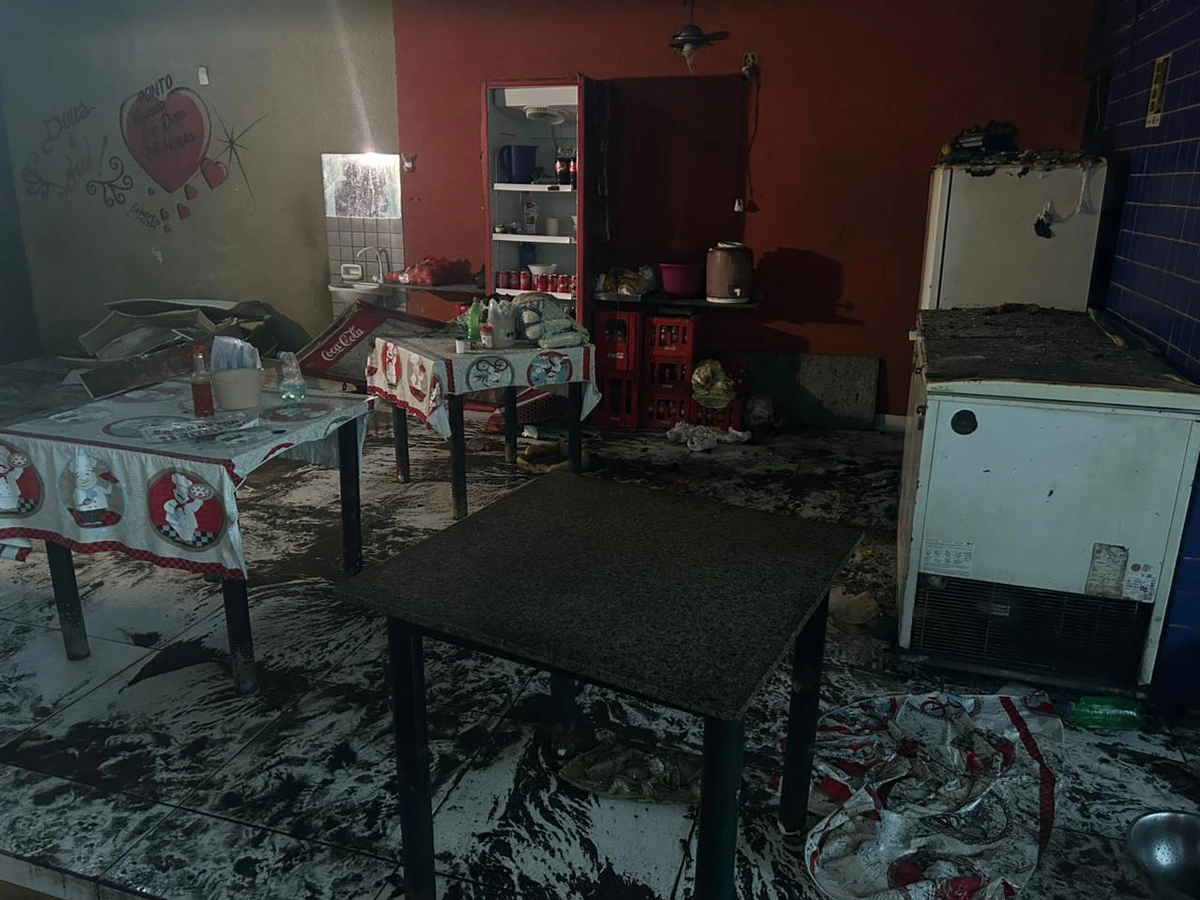 Mulher sofre queimaduras após explosão de botijão