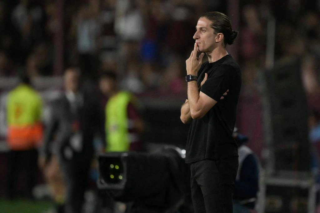 O ex-técnico do Flamengo, Filipe Luís, durante a partida de ida da final da Recopa Sul-Americana entre o Lanús, da Argentina, em fevereiro