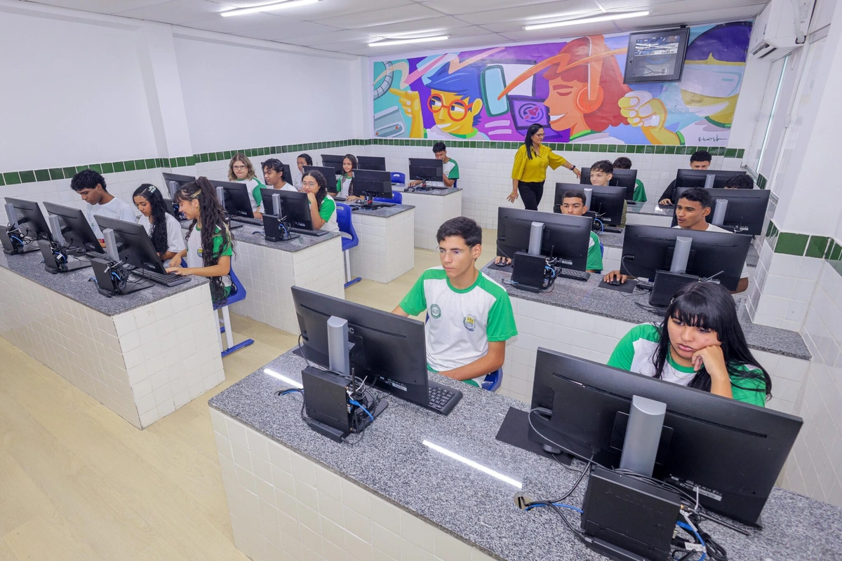 O governador Rafael Fonteles inaugurou, nesta quarta-feira (4), a reforma e modernização do Centro Estadual de Tempo Integral (Ceti) Professora Helena Carvalho, no bairro Memorare, zona norte de Teresina