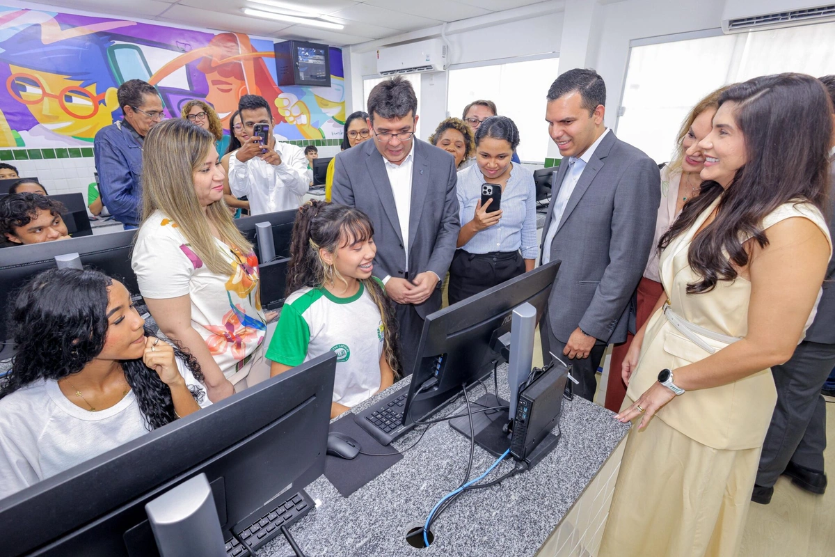 O governador Rafael Fonteles inaugurou, nesta quarta-feira (4), a reforma e modernização do Centro Estadual de Tempo Integral (Ceti) Professora Helena Carvalho, no bairro Memorare, zona norte de Teresina