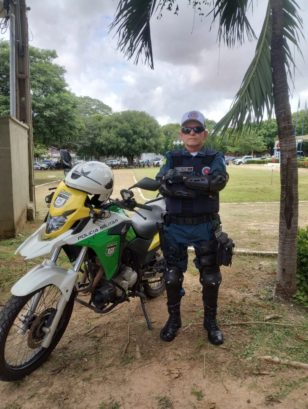O novo uniforme da Polícia Militar do Piauí sendo usado pelo sub-tenente Freitas, do BPTran
