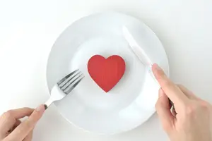 Os 3 alimentos que os cardiologistas recomendam eliminar do consumo para melhorar a saúde (prato para um coração saudável) (Foto: Reprodução)