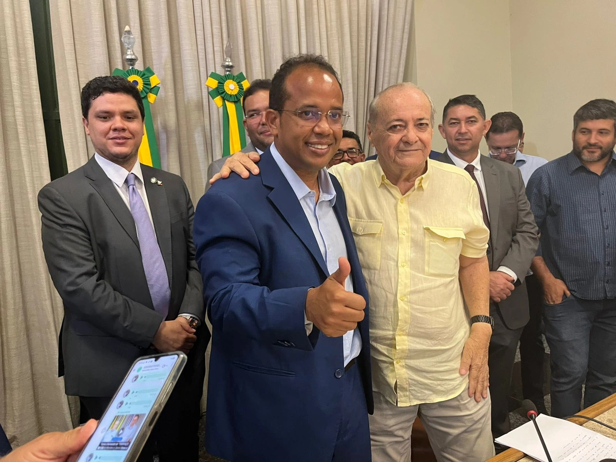 Pagamento do IPTU de Teresina é suspenso e novo cálculo será enviado à Câmara (Sílvio Mendes e alguns vereadores ao fundo).