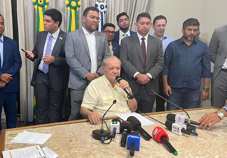 Pagamento do IPTU de Teresina é suspenso e novo cálculo será enviado à Câmara (Sílvio Mendes e alguns vereadores ao fundo).