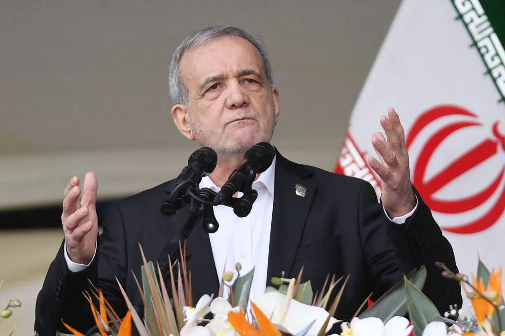 Presidente iraniano Masoud Pezeshkian durante discurso em Teerã, Irã, em 11 de fevereiro de 2026