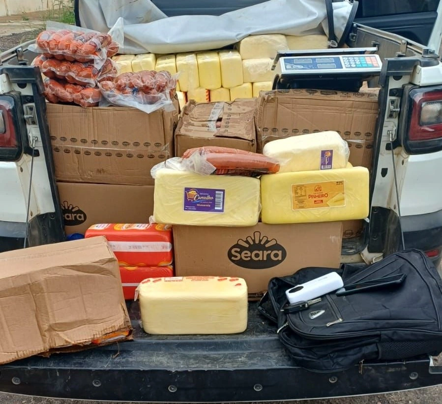 (PRF) recuperou, na manhã desta segunda-feira (16), um veículo com registro de roubo e apreendeu cerca de 750 kg de alimentos transportados de forma irregular no município de Picos