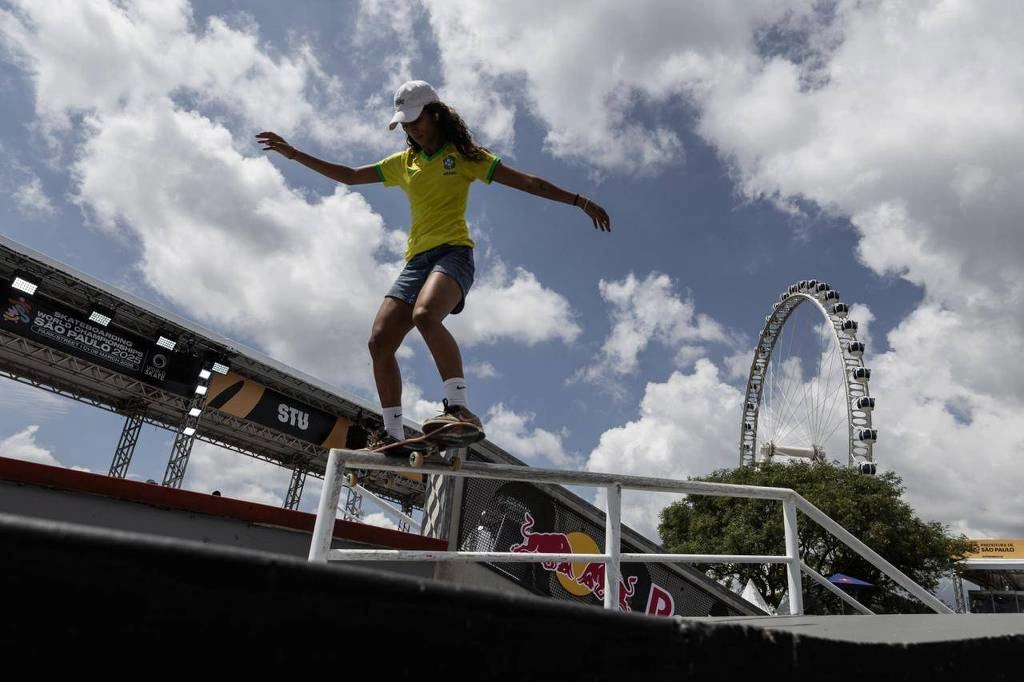 Rayssa Leal faz manobra durante a final do Mundial de Skate em São Paulo