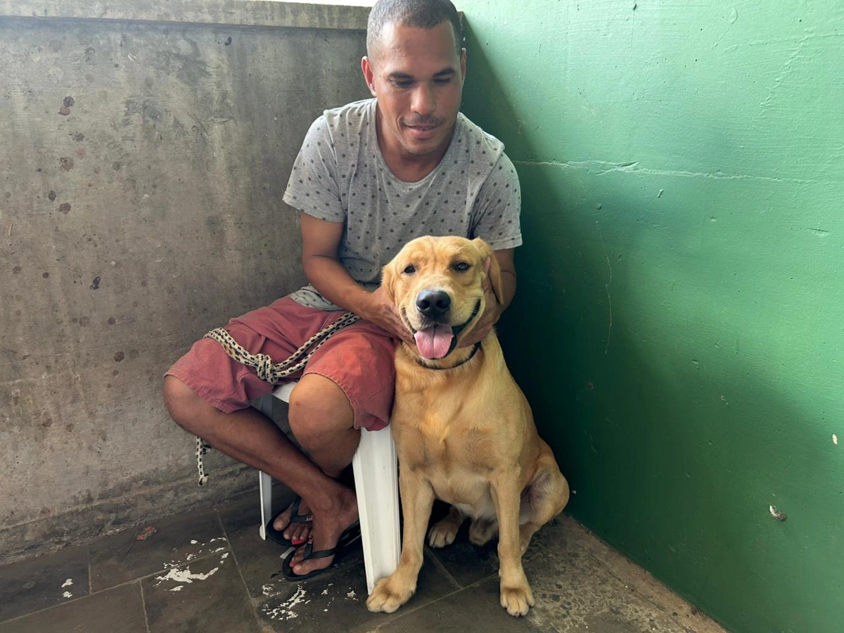 Rodrigo Sartori e o cão Zeca