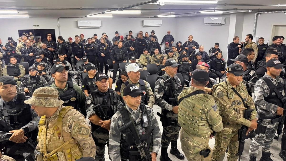 Suspeitos de agiotagem, tráfico de drogas e armas são presos ( Policiais reunidos para operação )