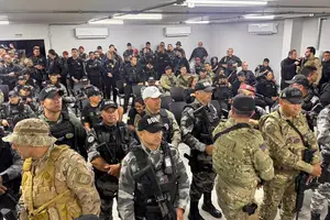 Suspeitos de agiotagem, tráfico de drogas e armas são presos ( Policiais reunidos para operação ) (Foto: SSP-PI)