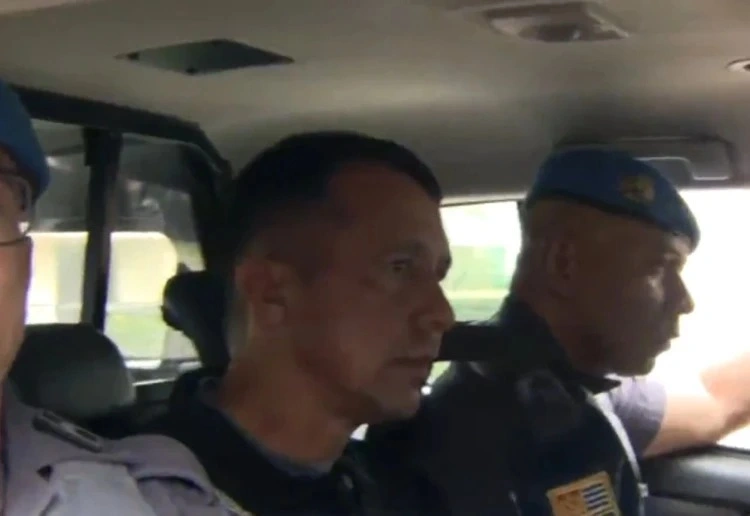 Tenente-coronel da Polícia Militar Geraldo Leite Rosa Neto sendo conduzido preso pela Corregedoria da PM-SP