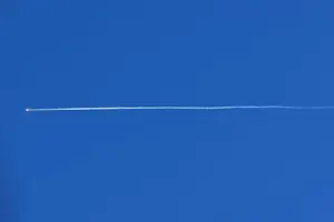 Um projétil iraniano cruza o céu acima da cidade de Ramallah, na Cisjordânia ocupada por Israel, em 1º de março de 2026 (Foto: Zain Jaafar / AFP)