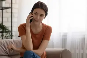 Uma das táticas utilizadas começa com ligações silenciosas ou muito rápidas. Nessas chamadas, os golpistas conseguem captar trechos da voz de quem atende (Foto: DR)