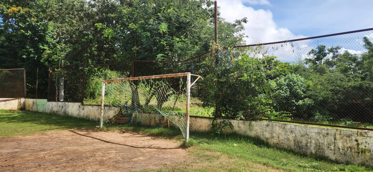 Abandono do campo de futebol no bairro Santo Antônio