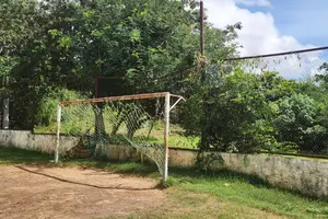 Abandono do campo de futebol no bairro Santo Antônio (Foto: Revista40graus)