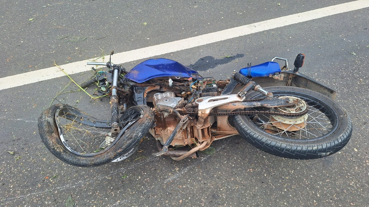 Acidente na BR-315, próximo ao assentamento Lages, na cidade de Cristino Castro, moto destruida