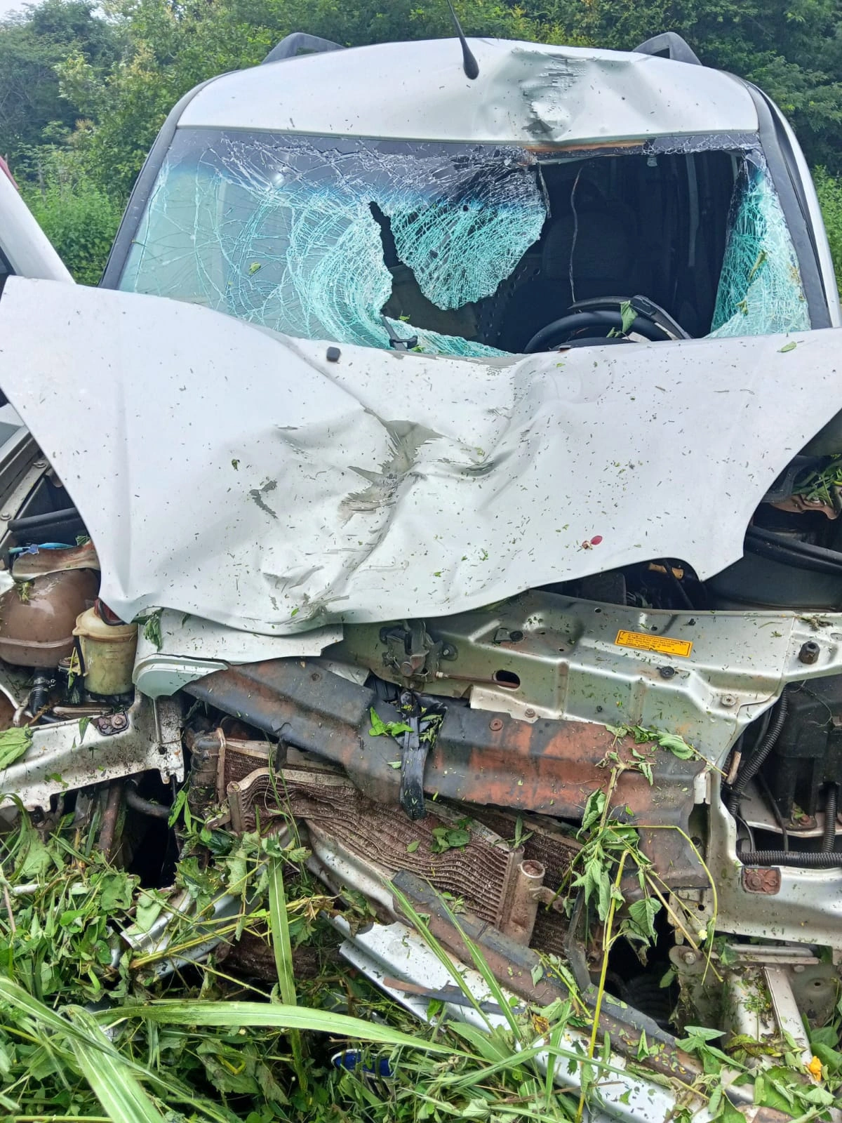 Acidente na BR-315, próximo ao assentamento Lages, na cidade de Cristino Castro, carro destruido