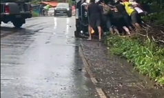 Hilux capota na PI-113 durante chuva entre Teresina e José de Freitas; acidente não deixa feridos