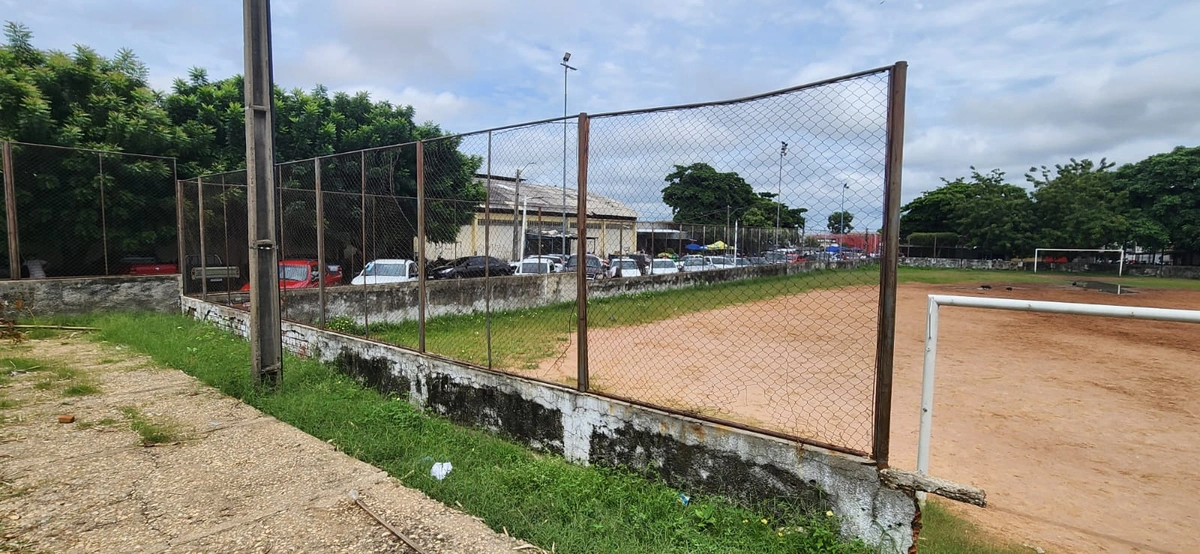 Alambrado estragado do meio campo e da quadra de esportes
