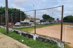Alambrado estragado do meio campo e da quadra de esportes (Foto: Revista40graus)