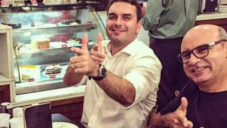 Amigos Fabricio Queiroz e Flávio Bolsonaro