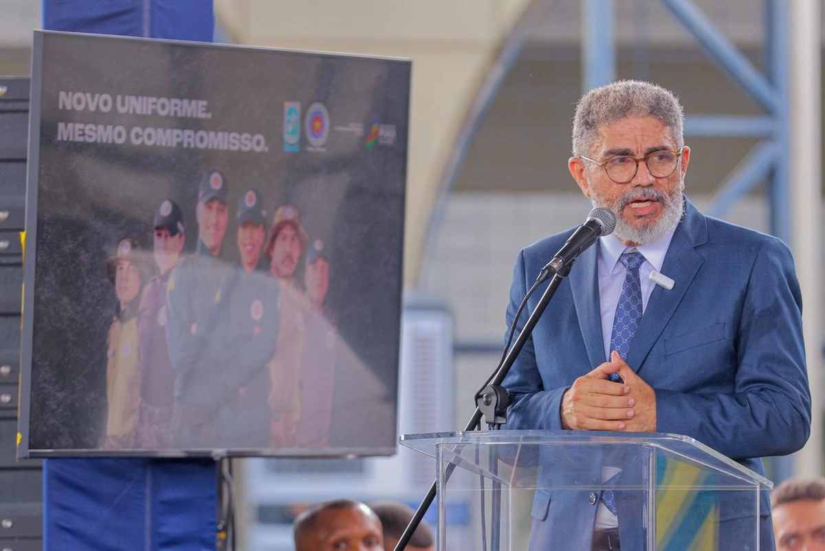 Antônio Luiz na entrega dos novos fardamentos e equipamentos para Polícia Militar