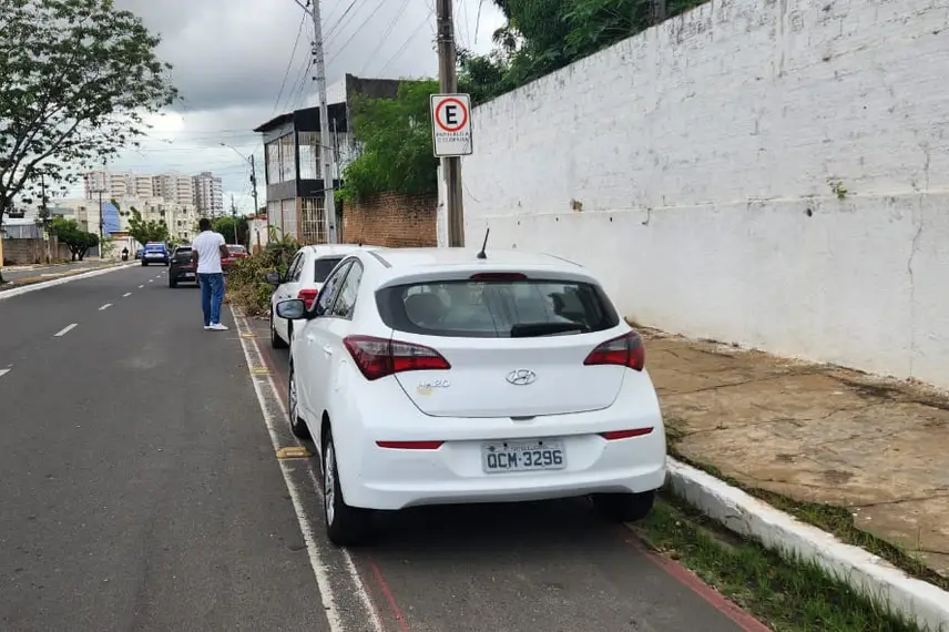 As infrações na Avenida Odilon Araújo na ciclofaixa