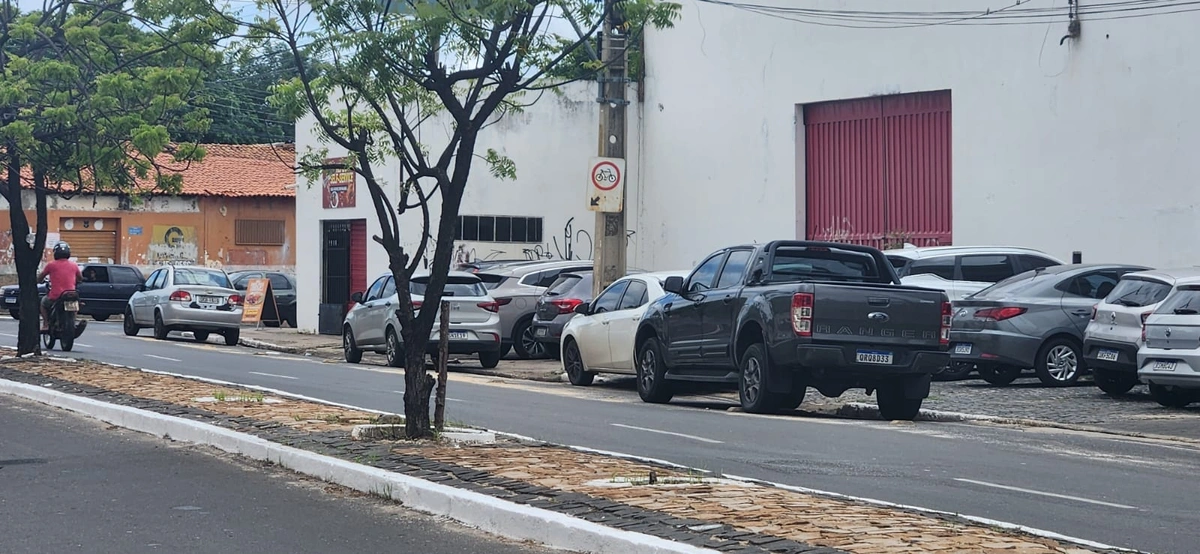 As infrações na Avenida Odilon Araújo na ciclofaixa
