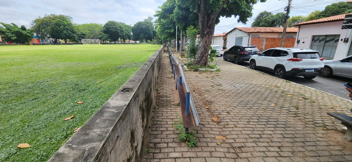 Assentos em situação perigosa e precária ao lado do campo de futebol da Praça da Integração do Parque Piauí