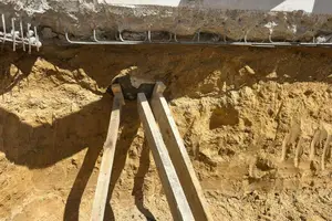 Bomba da Segunda Guerra Mundial em parede no subúrbio de Colombes, cidade no noroeste de Paris (Foto: Divulgação Prefeitura de Polícia via AFP - 19.abr.26)