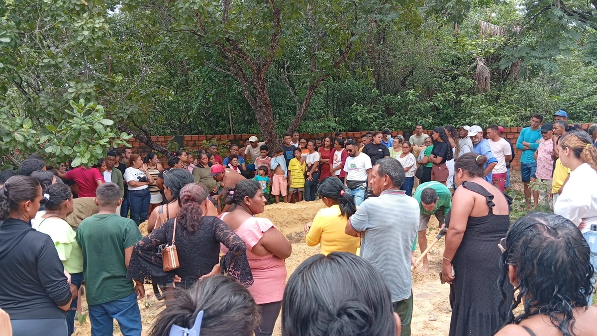 Corpos de mãe e filhos mortos em desabamento de sobrado em Barras são sepultados