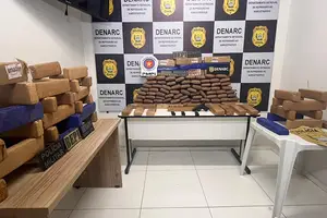 drogas, além de armas e na prisão de suspeitos em um sítio entre Caxias e Timon, no Maranhão. Segundo ele, o local seria utilizado por uma facção criminosa (Foto: SSP-PI)
