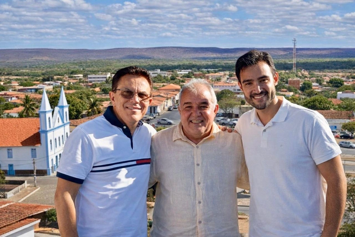 Em São João do Piauí, o ex-vereador Elias Laurentino declarou apoio à pré-candidatura de Vinícius Dias à Assembleia Legislativa e ao lado o pré-candidato a deputado federal Zé Santana.
