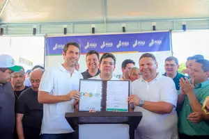 Em São José do Piauí, Rafael Fonteles entrega asfalto urbano e rodoviário e anuncia mais de R$ 15 milhões para nova estrada (Foto: Leonardo Rocha)