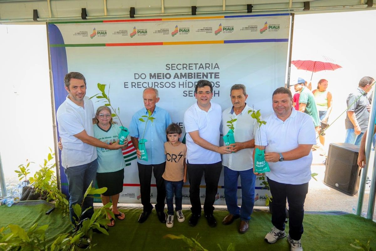 Em São José do Piauí, Rafael Fonteles entrega asfalto urbano e rodoviário e anuncia mais de R$ 15 milhões para nova estrada