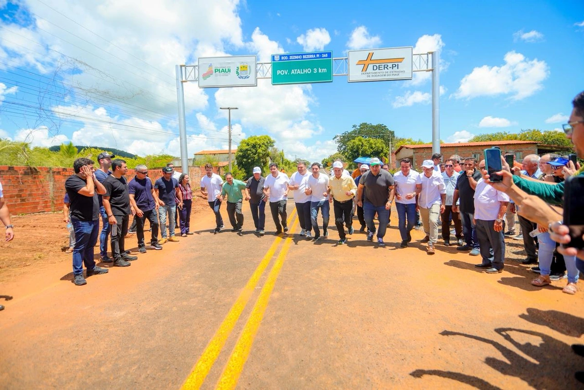 Em São José do Piauí, Rafael Fonteles entrega asfalto urbano e rodoviário e anuncia mais de R$ 15 milhões para nova estrada